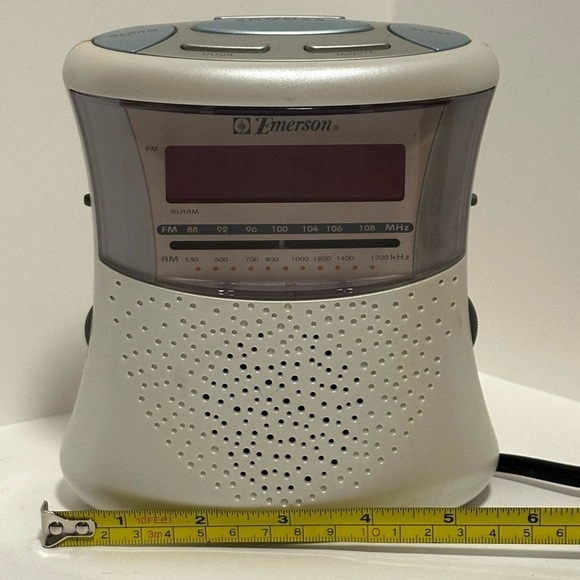 EMERSON Radio Alarm Clock AM/FM Radio Pearl
White Red LCD Display - Picture 7 of 9